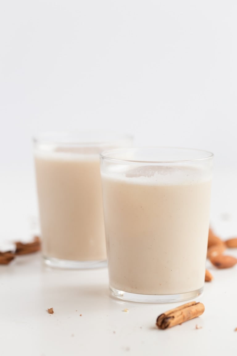 Horchata de Arroz Vegana. - La horchata de arroz vegana es una bebida muy refrescante si la servimos fría o con hielo, pero también se puede utilizar como cualquier otra leche vegetal. #vegano #singluten #danzadefogones