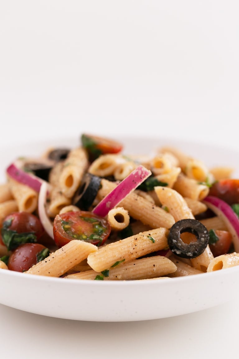 Ensalada de Pasta Vegana. - Ensalada de pasta vegana, una receta muy simple, pero deliciosa, que se prepara en 15 minutos. Es perfecta para comer fuera de casa. #vegano #singluten #danzadefogones