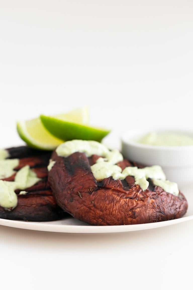 Filetes de Portobello. - Puedes preparar estos filetes de portobello en 25 minutos y con tan sólo 7 ingredientes. Son una alternativa vegetal y más sana al filete de ternera. #vegano #singluten #danzadefogones