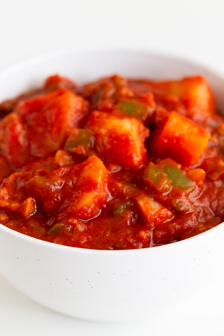 Goulash Vegano. - Este goulash vegano es una receta muy sabrosa y reconfortante. Es una versión vegetal de este guiso de carne, típico de Hungría. #vegano #singluten #danzadefogones