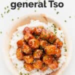 Foto de un plato de arroz con tofu general Tso y las letras "Tofu General Tso"