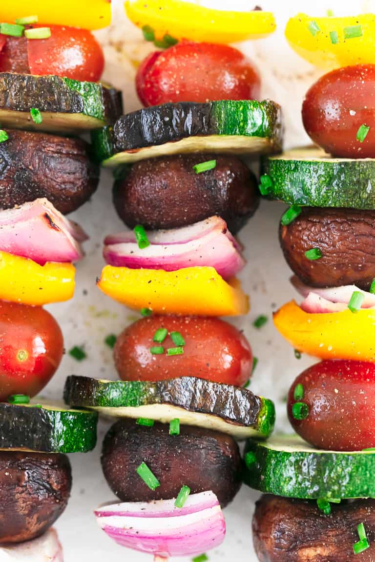 Brochetas de Verduras. - Las brochetas de verduras son perfectas como guarnición en barbacoas o en cualquier momento porque son muy sabrosas y están listas en menos de 30 minutos. #vegano #singluten #danzadefogones