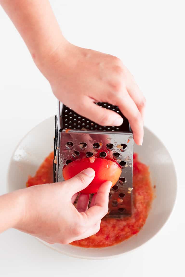 Cómo Hacer Pan con Tomate. - Cómo preparar pan con tomate, uno de los desayunos más típicos de España. Es una receta rápida, sencilla y que está para chuparse los dedos. #vegano #danzadefogones