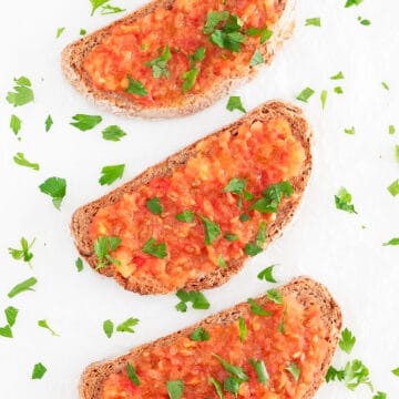 Cómo Hacer Pan con Tomate. - Cómo preparar pan con tomate, uno de los desayunos más típicos de España. Es una receta rápida, sencilla y que está para chuparse los dedos. #vegano #danzadefogones