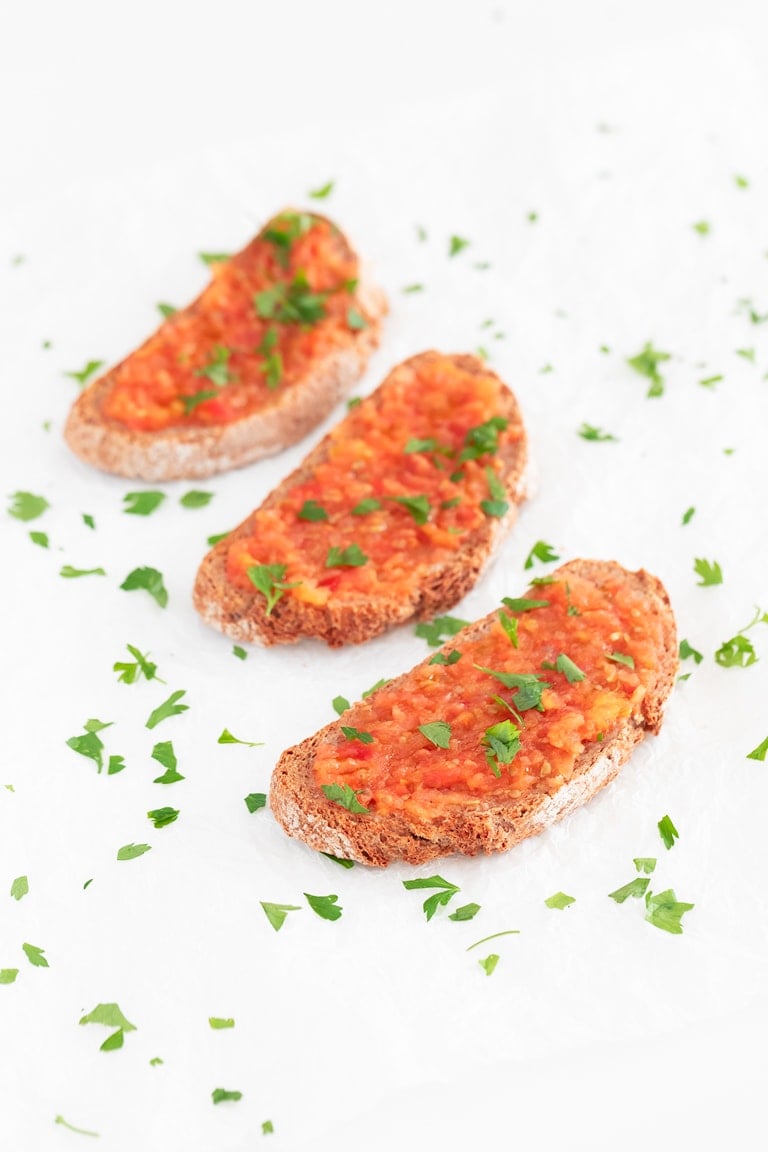 Cómo Hacer Pan con Tomate. - Cómo preparar pan con tomate, uno de los desayunos más típicos de España. Es una receta rápida, sencilla y que está para chuparse los dedos. #vegano #danzadefogones