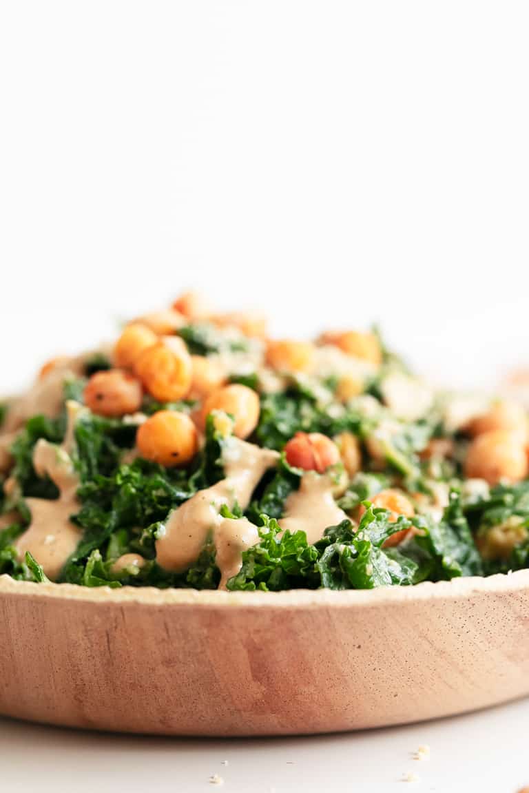 Ensalada César de Kale Vegana. - Ensalada César de kale vegana, hecha con kale, croutons de garbanzo, salsa César vegana y parmesano vegano. Está libre de gluten y también de aceite. #vegano #singluten #danzadefogones