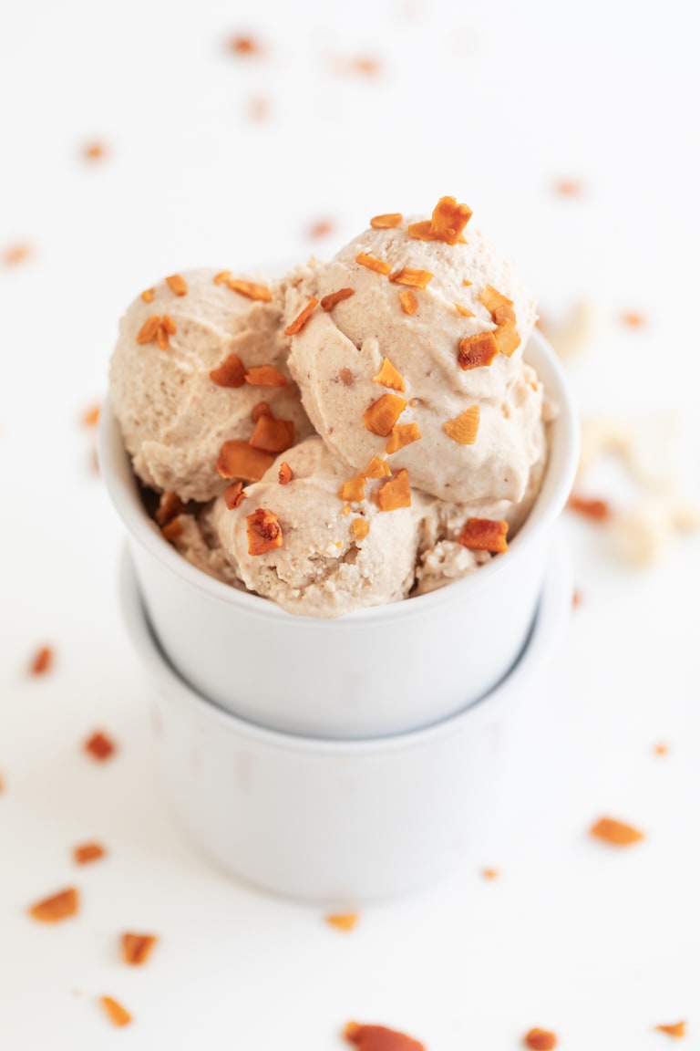 Helado de Vainilla Vegano. - Puedes preparar helado de vainilla vegano en casa con tan sólo 6 ingredientes. Es muy cremoso y una alternativa saludable a los helados comerciales. #vegano #singluten #danzadefogones