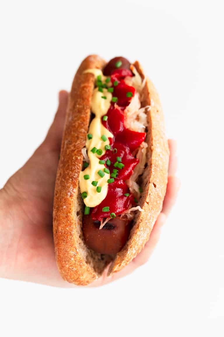 Perros calientes veganos picantes con chorizo ​​y queso de Wicked Kitchen