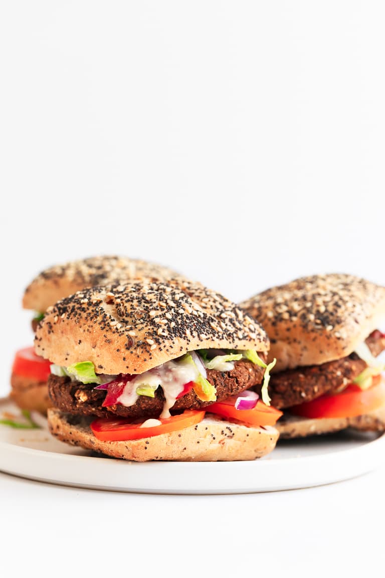 Hamburgesas Veganas de Alubias Negras. - Estas hamburguesas veganas de alubias negras son altas en fibra y proteína y bajas en grasa. Se preparan en 30 minutos y están increíblemente sabrosas. #vegano #singluten #danzadefogones