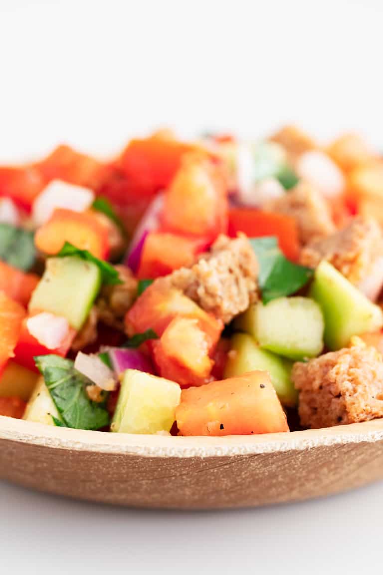 Panzanella. - Sólo necesitas 15 minutos y 9 ingredientes para preparar esta deliciosa panzanella, una ensalada a base de pan y tomate italiana, típica de la Toscana. #vegano #danzadefogones