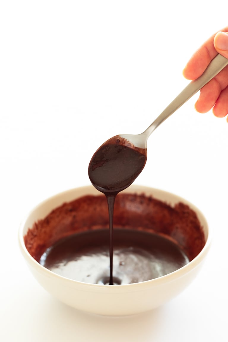 Sirope de Chocolate Casero (2 Ingredientes). - Para preparar este sirope de chocolate casero sólo necesitas 2 ingredientes, está listo en 2 minutos y es una alternativa saludable a los siropes envasados. #vegano #singluten #danzadefogones
