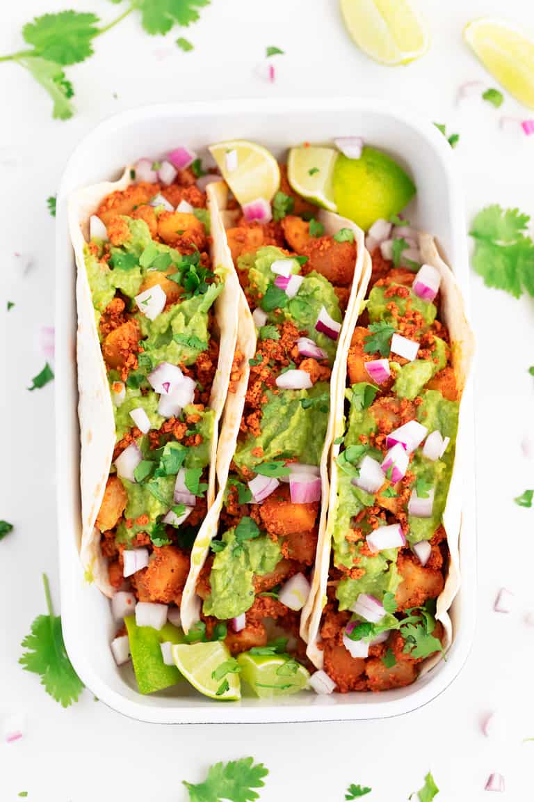 Tacos de Patata y Chorizo Vegano. - Tacos de patata y chorizo vegano, hechos con patatas, chorizo vegano de tofu y tortillas. Añade tus toppings preferidos y disfruta esta deliciosa receta. #vegano #danzadefogones