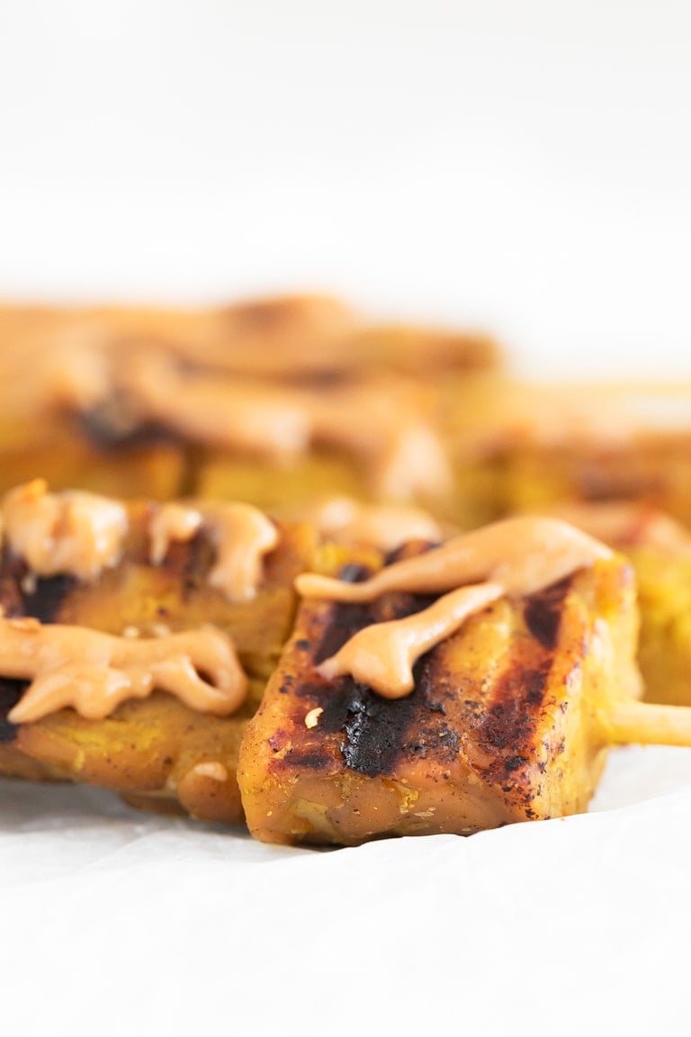 Tempeh Satay. - Este tempeh satay es una versión vegana del tradicional pollo satay tailandés. Es un plato delicioso, especialmente si lo acompañas con salsa de cacahuete. #vegano #singluten #danzadefogones