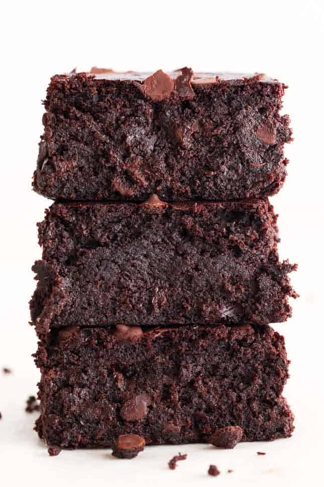 Foto de cerca de tres trozos de brownie vegano uno encima del otro