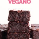 Foto de perfil de varios trozos de brownie vegano apilados con las palabras brownie vegano