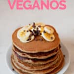 Foto desde arriba de un plato con pancakes veganos con toppings y con las palabras pancakes veganos