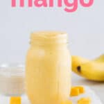 Foto de un batido de mango en un tarro de cristal
