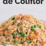 Foto de perfil de un plato con arroz frito de coliflor con las palabras arroz frito de coliflor