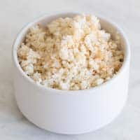 Foto pequeña de arroz de coliflor casero servido en un bol