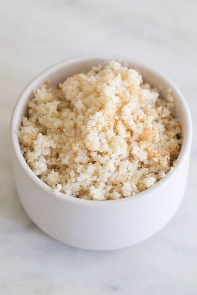 Foto desde arriba de un cuenco pequeño con arroz de coliflor casero