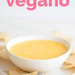 Foto de un bol de queso vegano con nachos y las palabras queso vegano