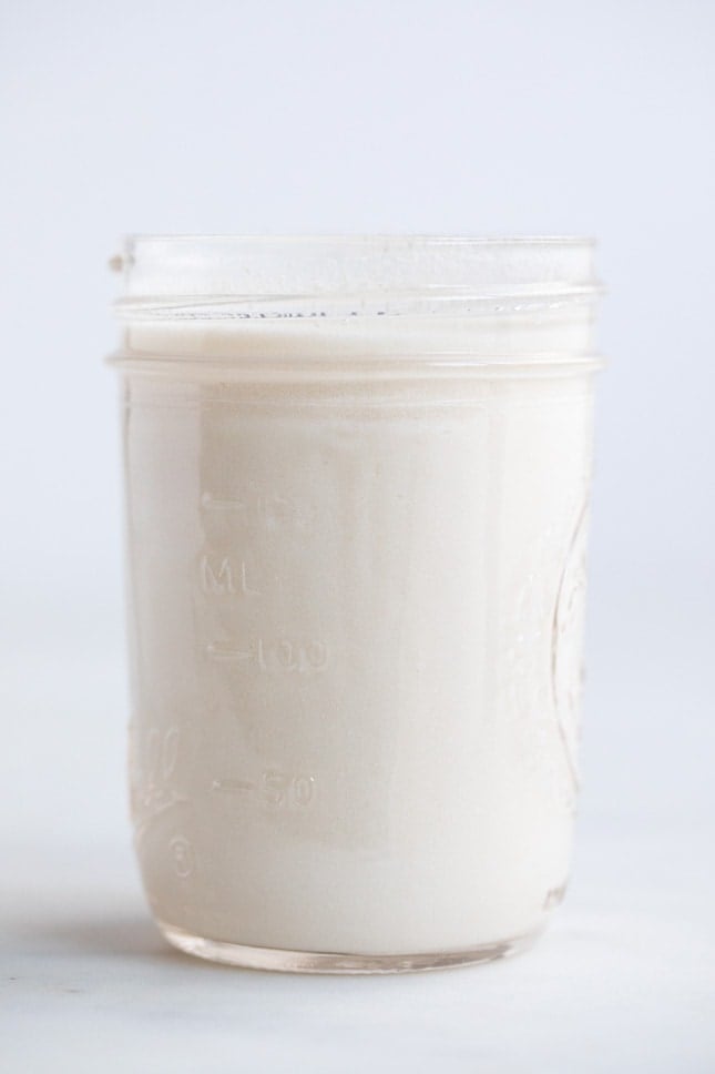 Foto de cerca de un tarro de cristal con buttermilk vegano casero