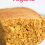 Foto de cerca de un trozo de pan de maíz vegano con las palabras pan de maíz vegano