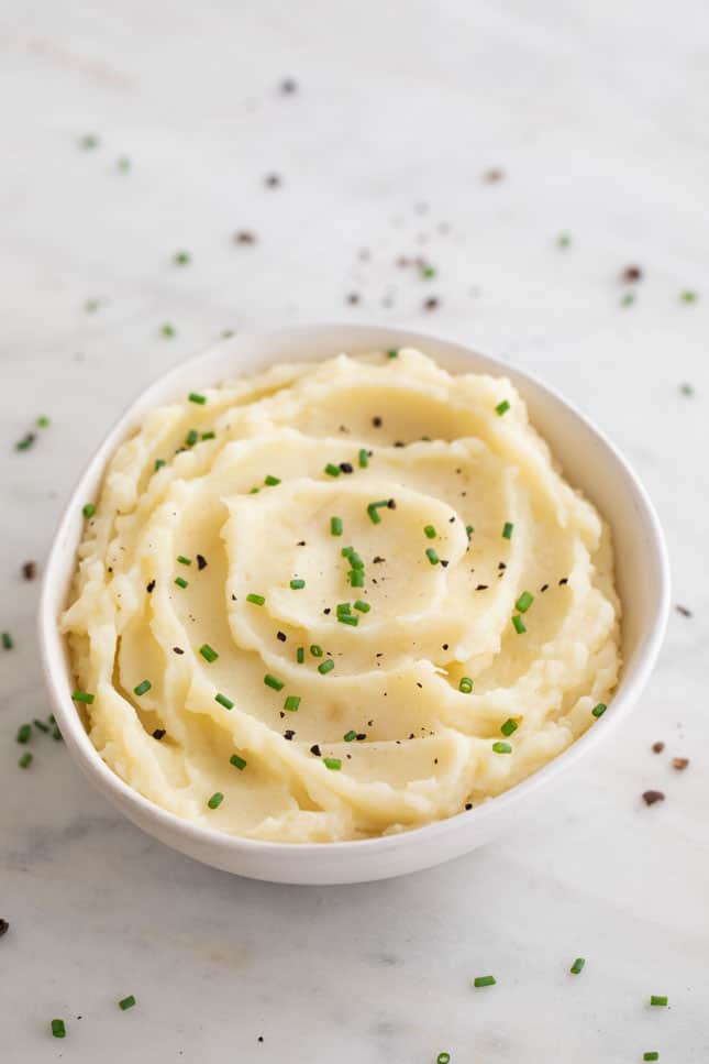 Foto de un bol de puré de patatas con cebollino troceado por encima