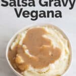 Foto de un bol con puré de patatas con salsa gravy vegana por encima con las palabras salsa gravy vegana