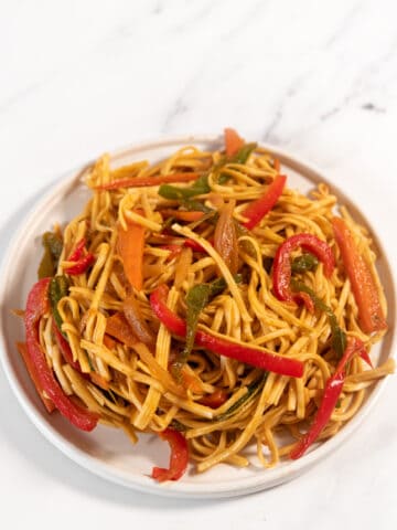 Foto de un plato de noodles con verduras caseros