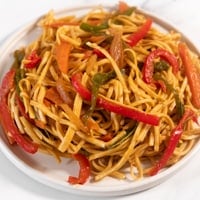 Foto cuadrada de un plato de noodles con verduras