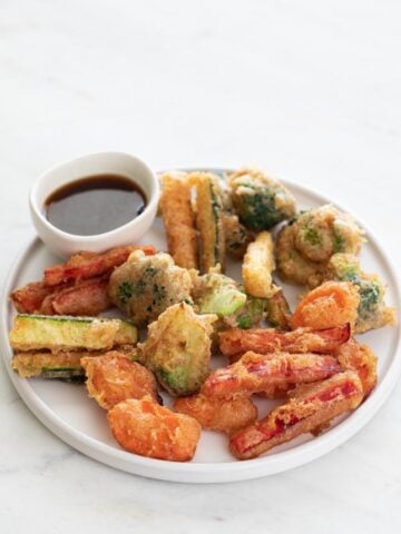 Foto de un plato con tempura de verdura y un bol con salsa de soja