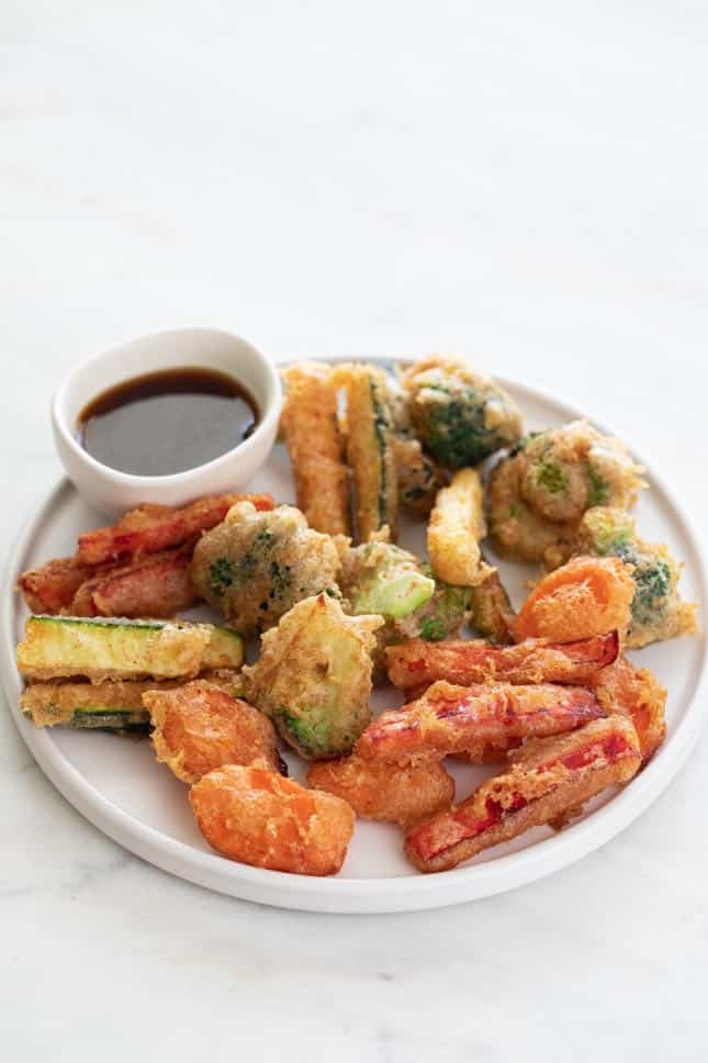 Foto de un plato con tempura de verdura y un bol con salsa de soja