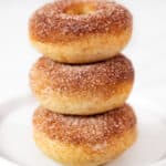 Foto cuadrada de 3 donuts veganos
