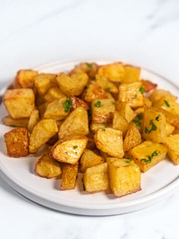 Foto de un plato de patatas asadas al horno