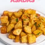 Foto de un plato de patatas asadas con las palabras patatas asadas