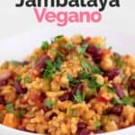 Foto de un plato con arroz jambalaya vegano con las letras arroz jambalaya vegano