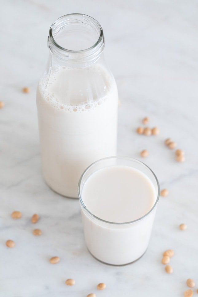 Foto de una botella y un vaso con leche de soja casera