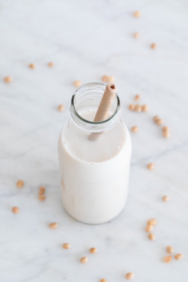 Foto de una botella con leche de soja y una pajita dentro