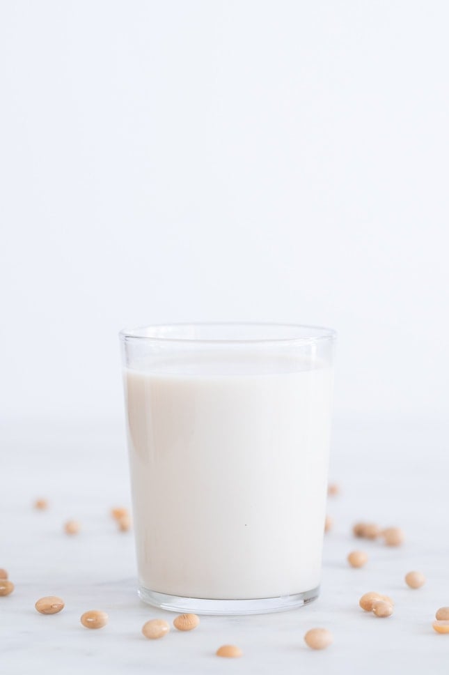 Foto de perfil de un vaso con leche de soja hecha en casa