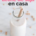 Foto de una botella con leche de soja y las palabras cómo hacer leche de soja en casa