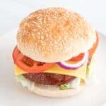 Foto cuadrada de un plato con una hamburguesa vegana