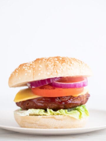 Foto de perfil de una hamburguesa vegana sobre un plato