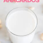 Foto de un vaso con leche de anacardos casera y las palabras leche de anacardos