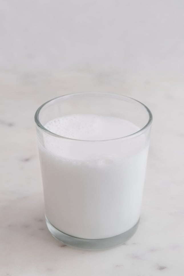 Foto de un vaso de leche de coco