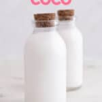 Foto de dos jarras de leche de coco con las palabras leche de coco