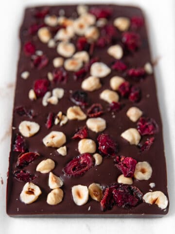 Foto de una tableta de chocolate con avellanas y frutas secas