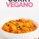 Foto de un bol con curry vegano decorado con perejil con las palabras curry vegano