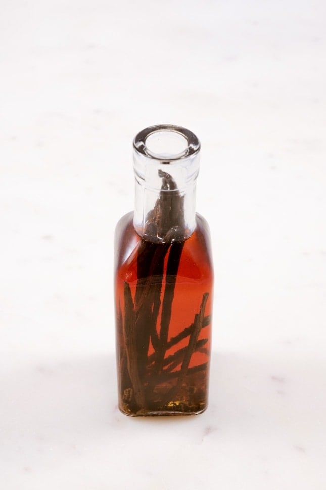 Foto de una botella con vainas de vainilla y extracto de vainilla casero