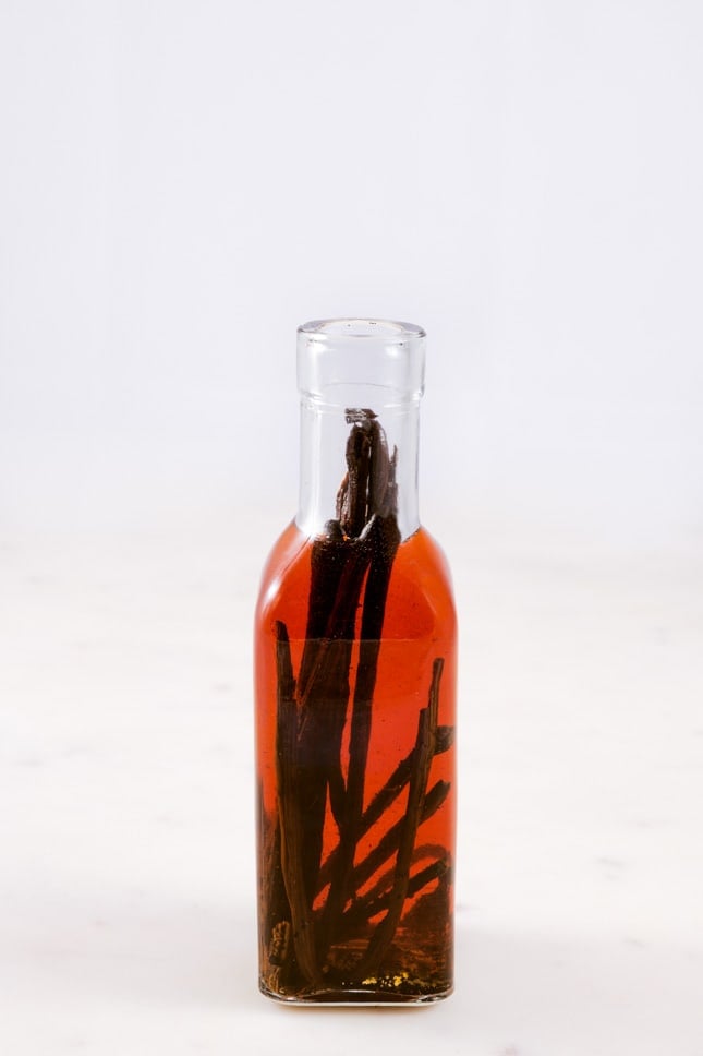 Foto de perfil de una botella con extracto de vainilla casero